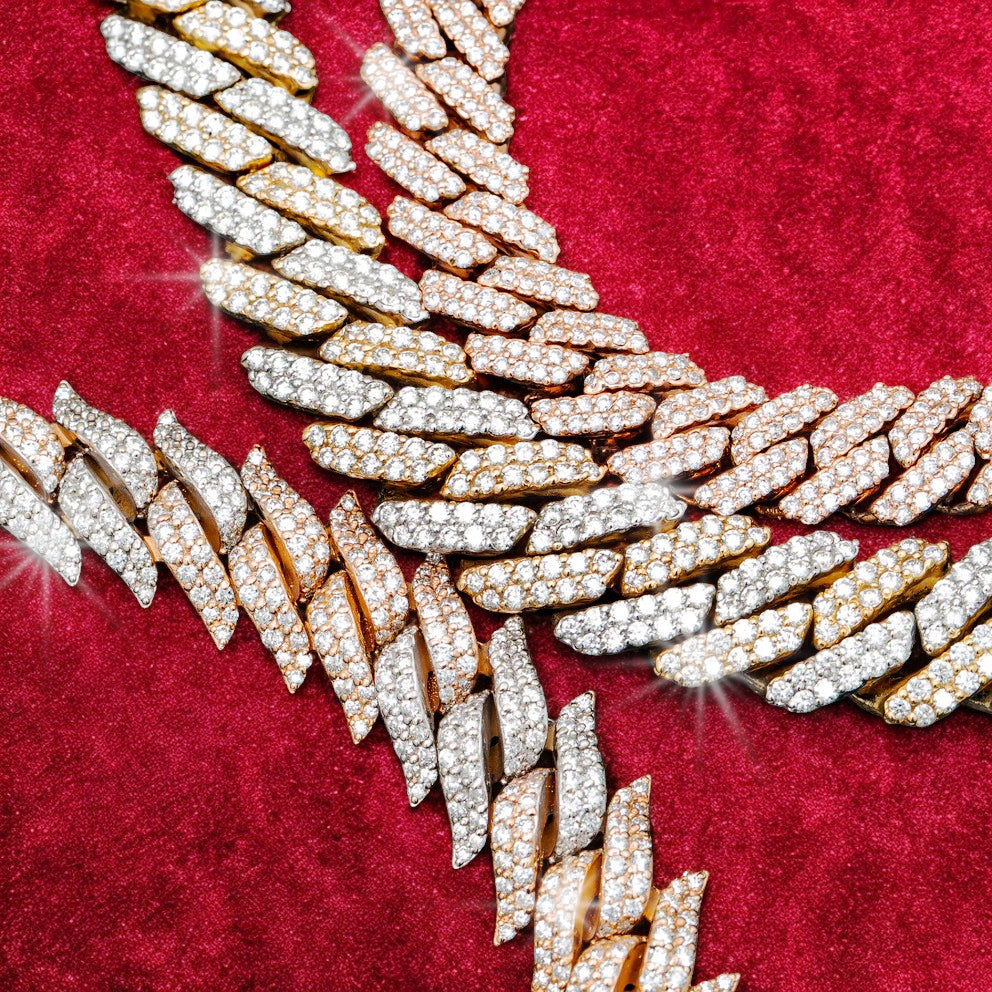 Un collier pour femme composé de 3 chaînes Un collier pour femme composé de 3 chaînes