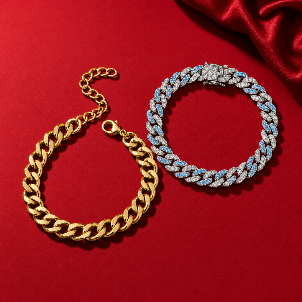 Bracelets à maillons cubains, l’un de couleur dorée et l’autre orné de détails bleus, sur fond rouge.