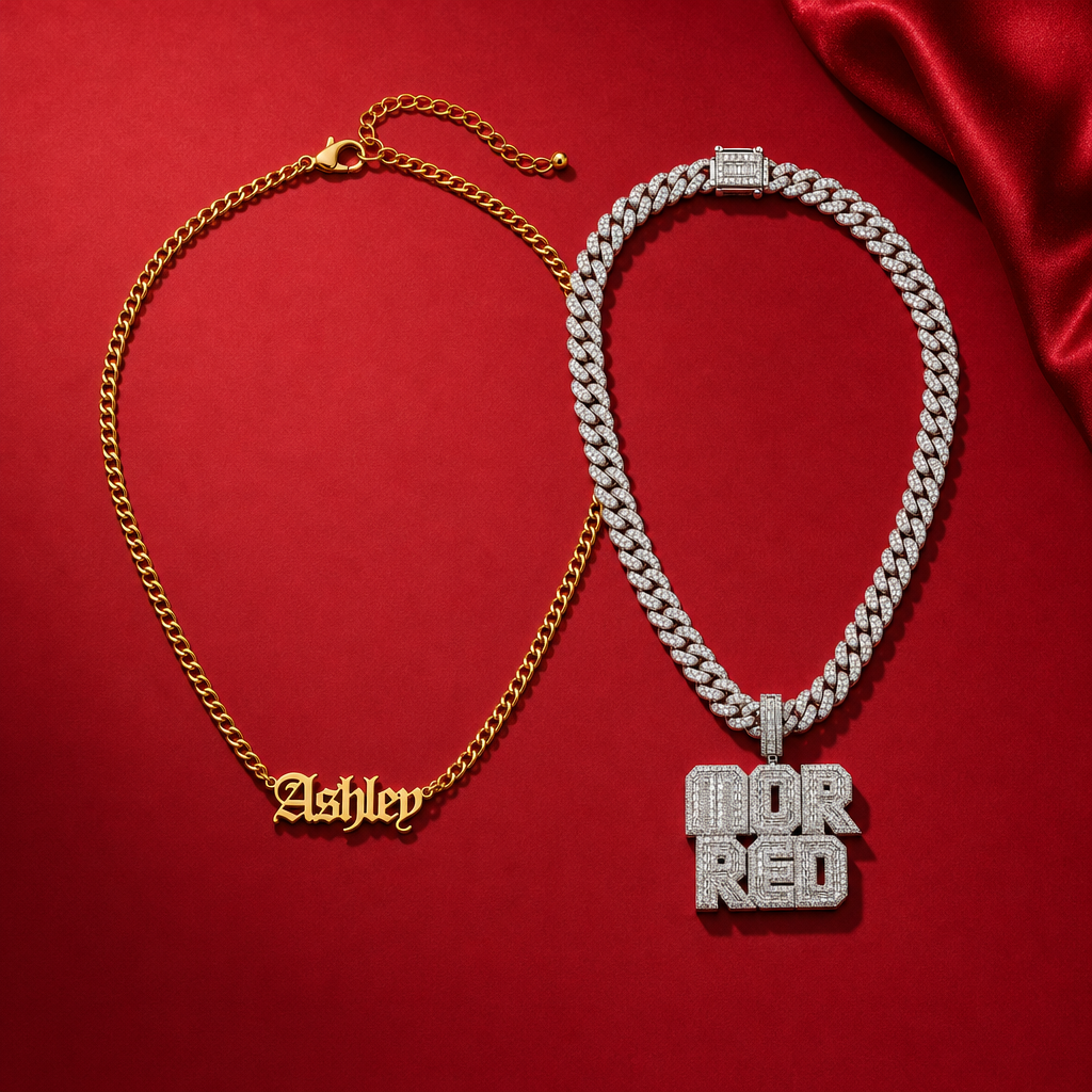 Colliers personnalisables avec pendentifs à lettres, de couleur dorée et argentée, sur fond rouge.