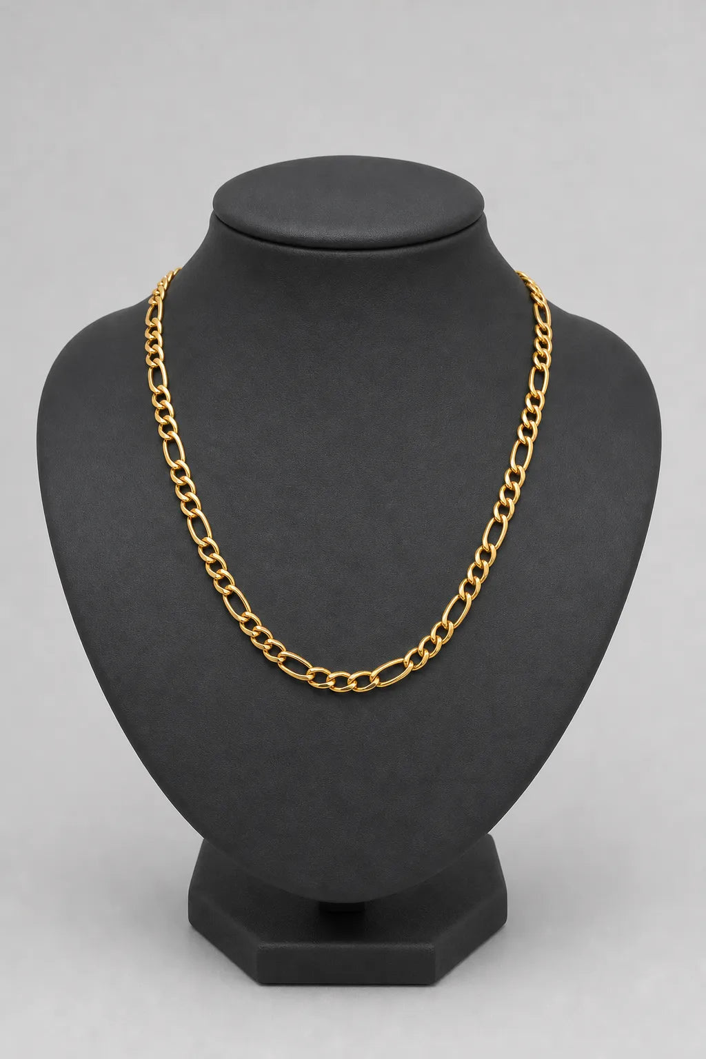 7.5mm Gold-Tone Figaro Chain — stand — Gold-tone