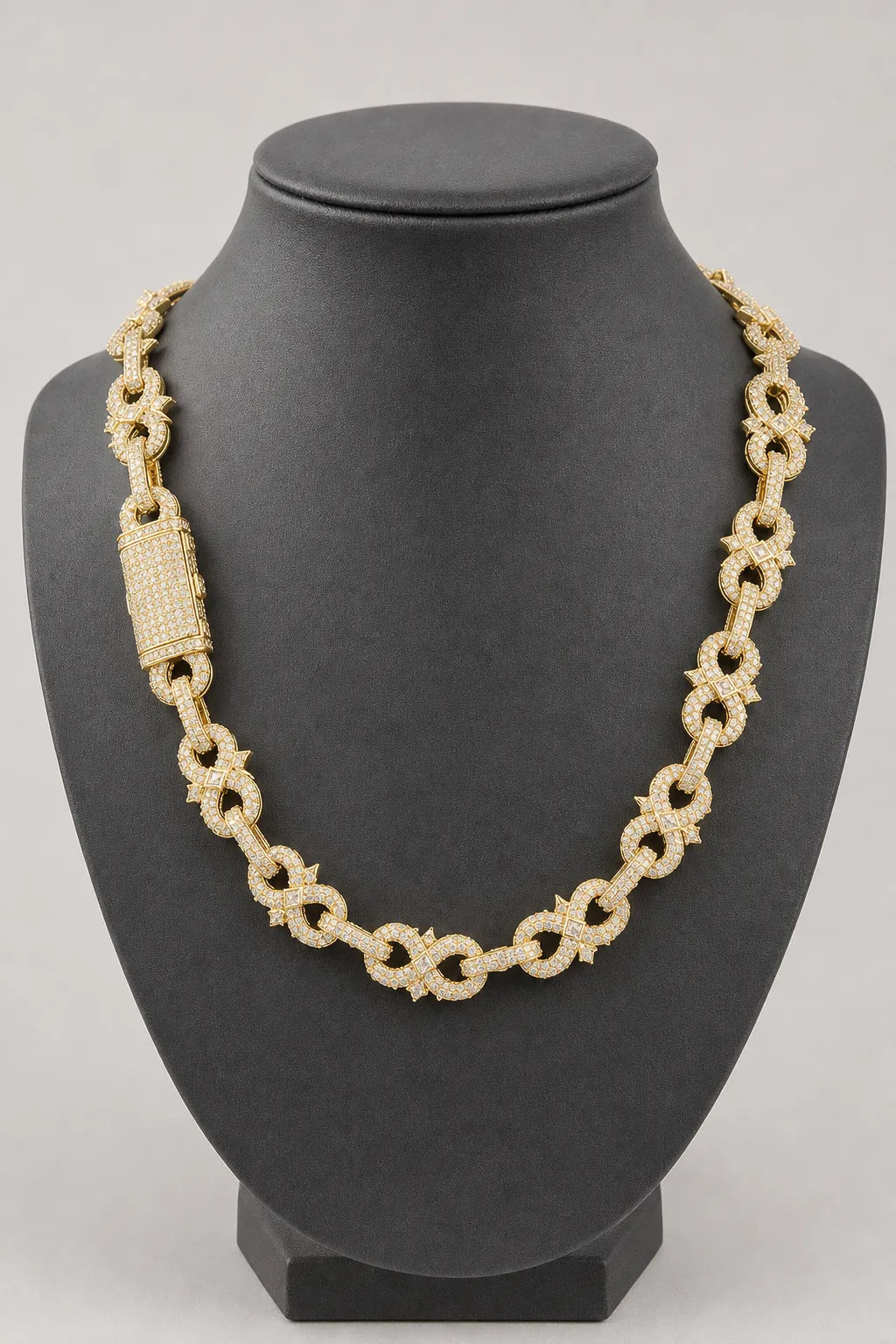 Infinity Link Chain — Gold-tone — stand — Gold-tone