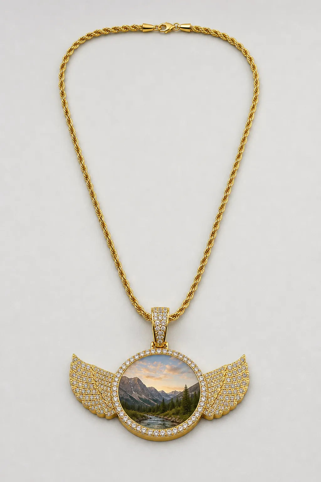 Circle Chain with Wings Pendant Necklace — variant — Gold-tone