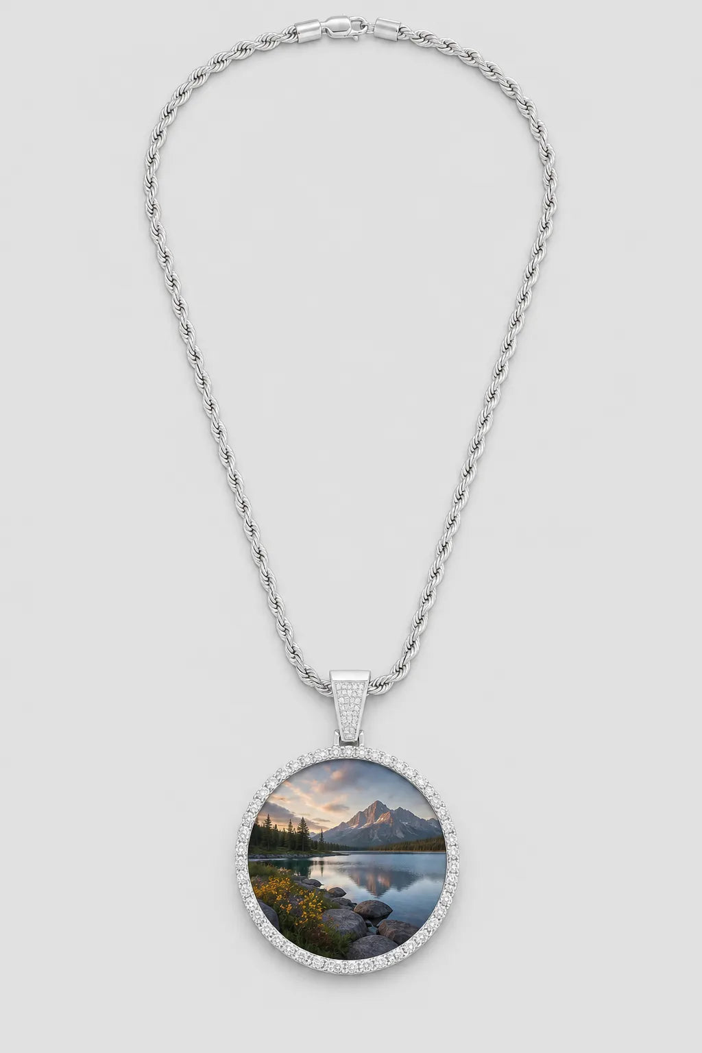 Circle Chain with Picture Pendant — presentation — Silver-tone