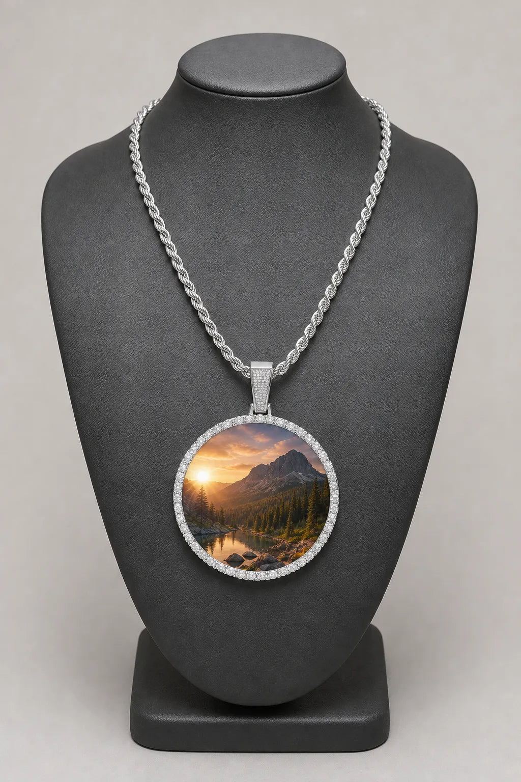 Circle Chain with Picture Pendant — stand — Silver-tone