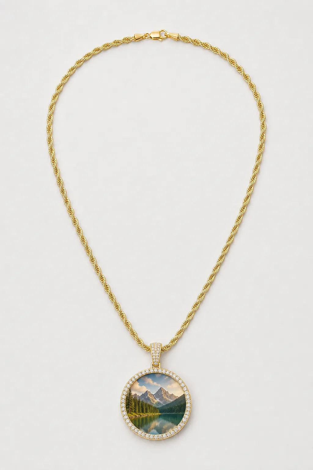 Circle Chain with Picture Pendant — variant — Gold-tone