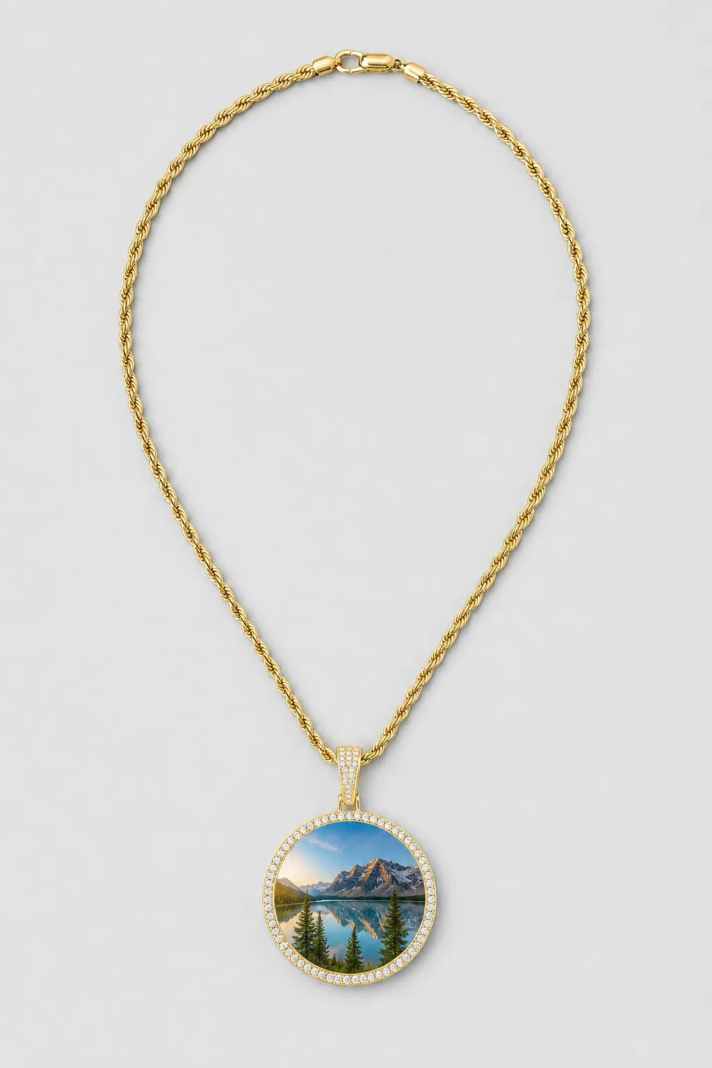 Circle Chain with Picture Pendant — variant — Gold-tone