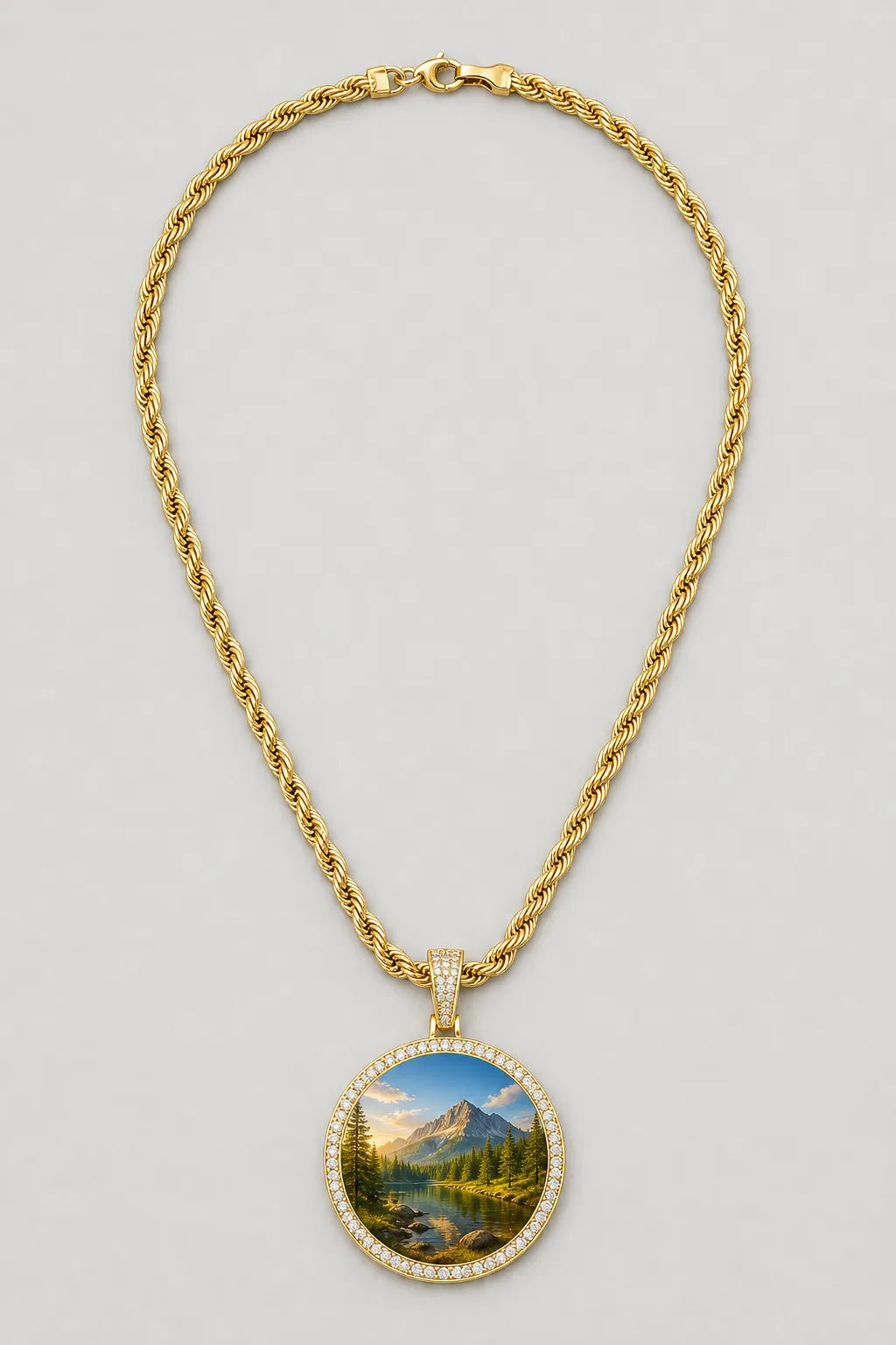 Circle Chain with Picture Pendant — variant — Gold-tone