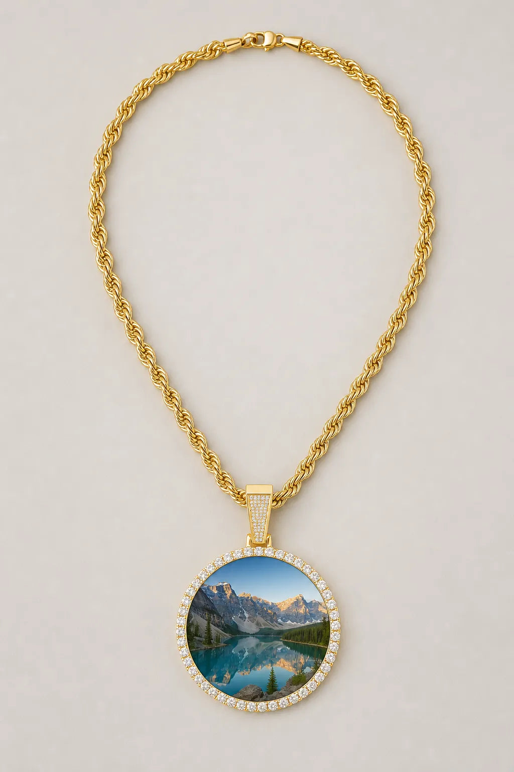Circle Chain with Picture Pendant — variant — Gold-tone