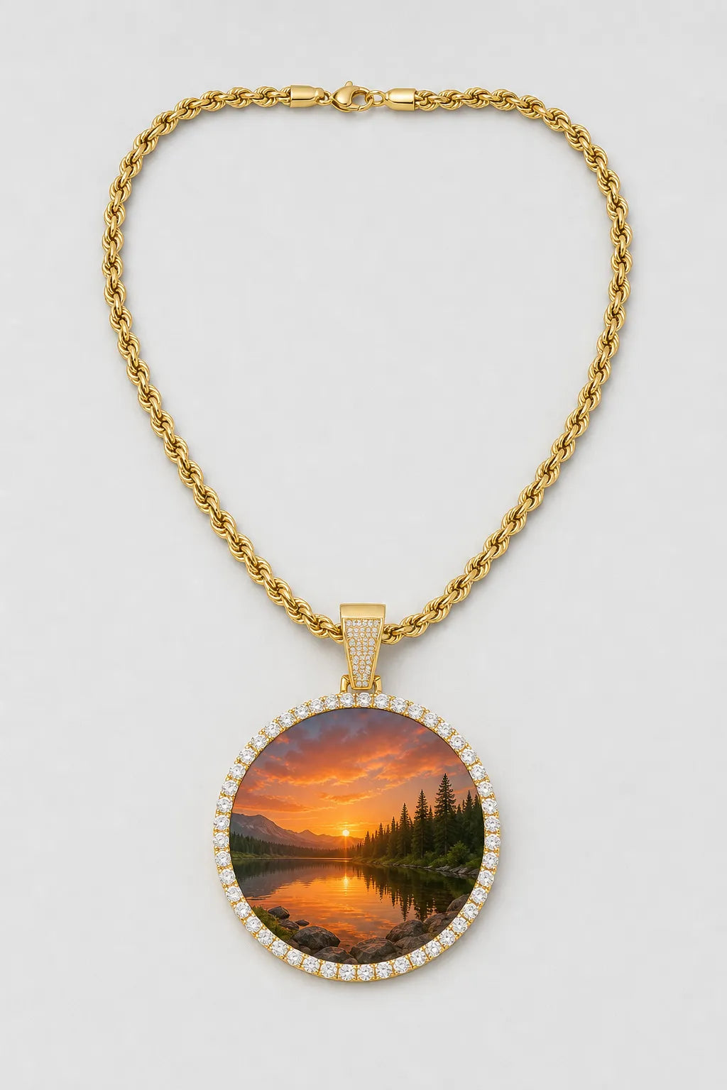Circle Chain with Picture Pendant — variant — Gold-tone
