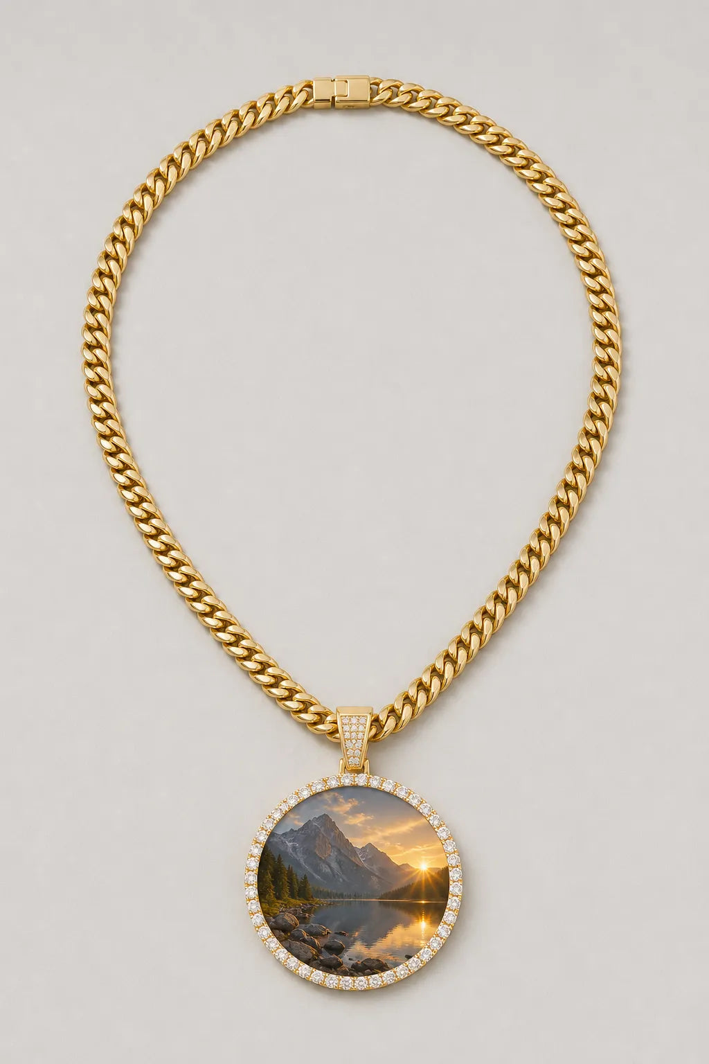 Circle Chain with Picture Pendant — variant — Gold-tone