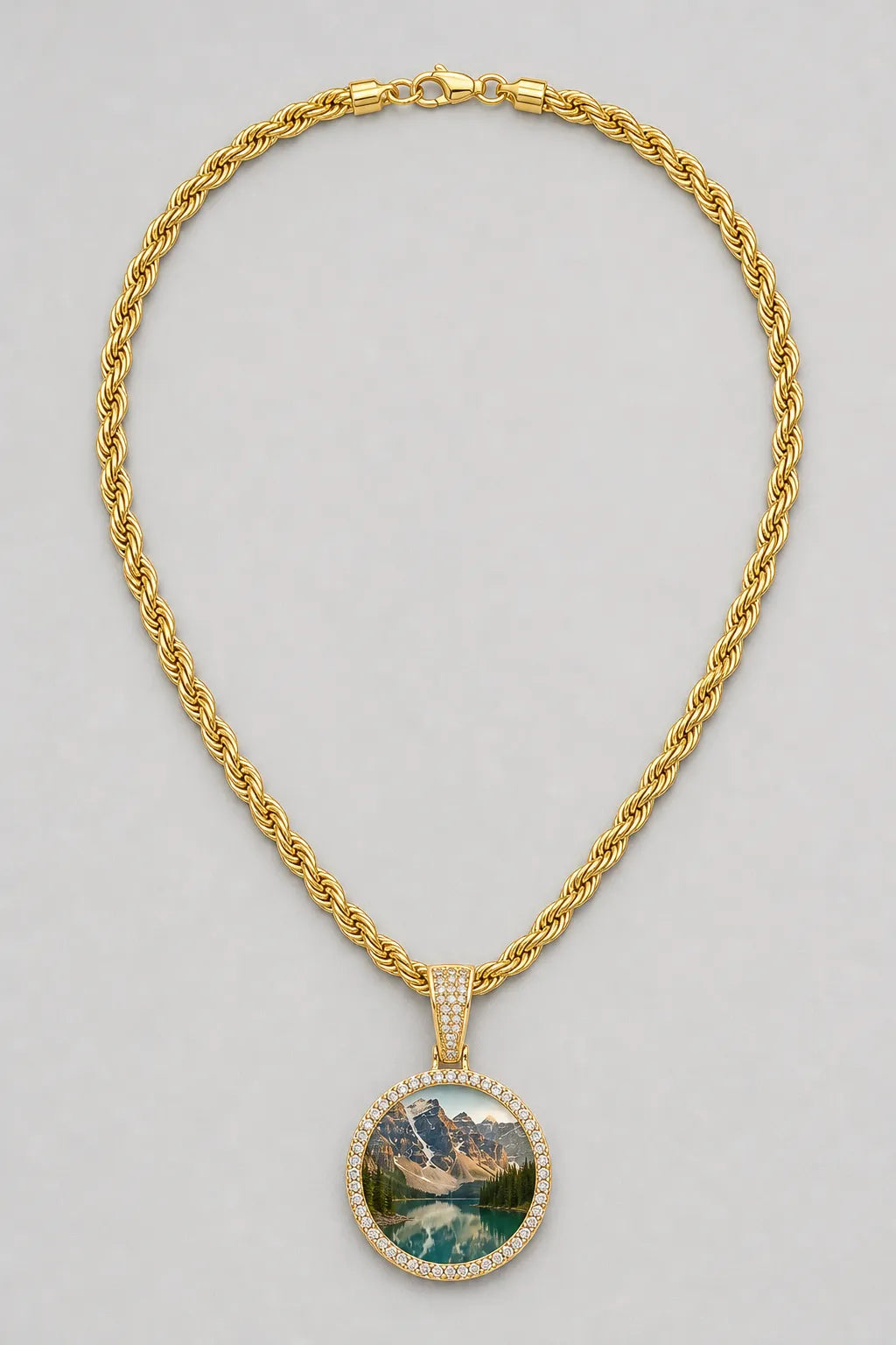 Circle Chain with Picture Pendant — variant — Gold-tone