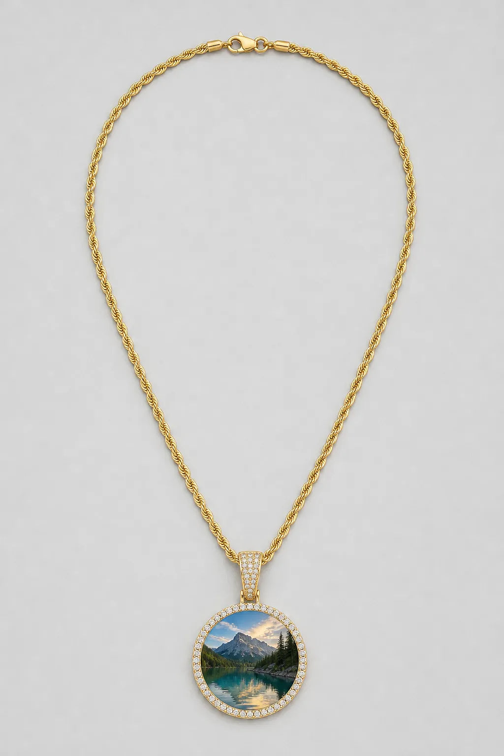 Circle Chain with Picture Pendant — variant — Gold-tone