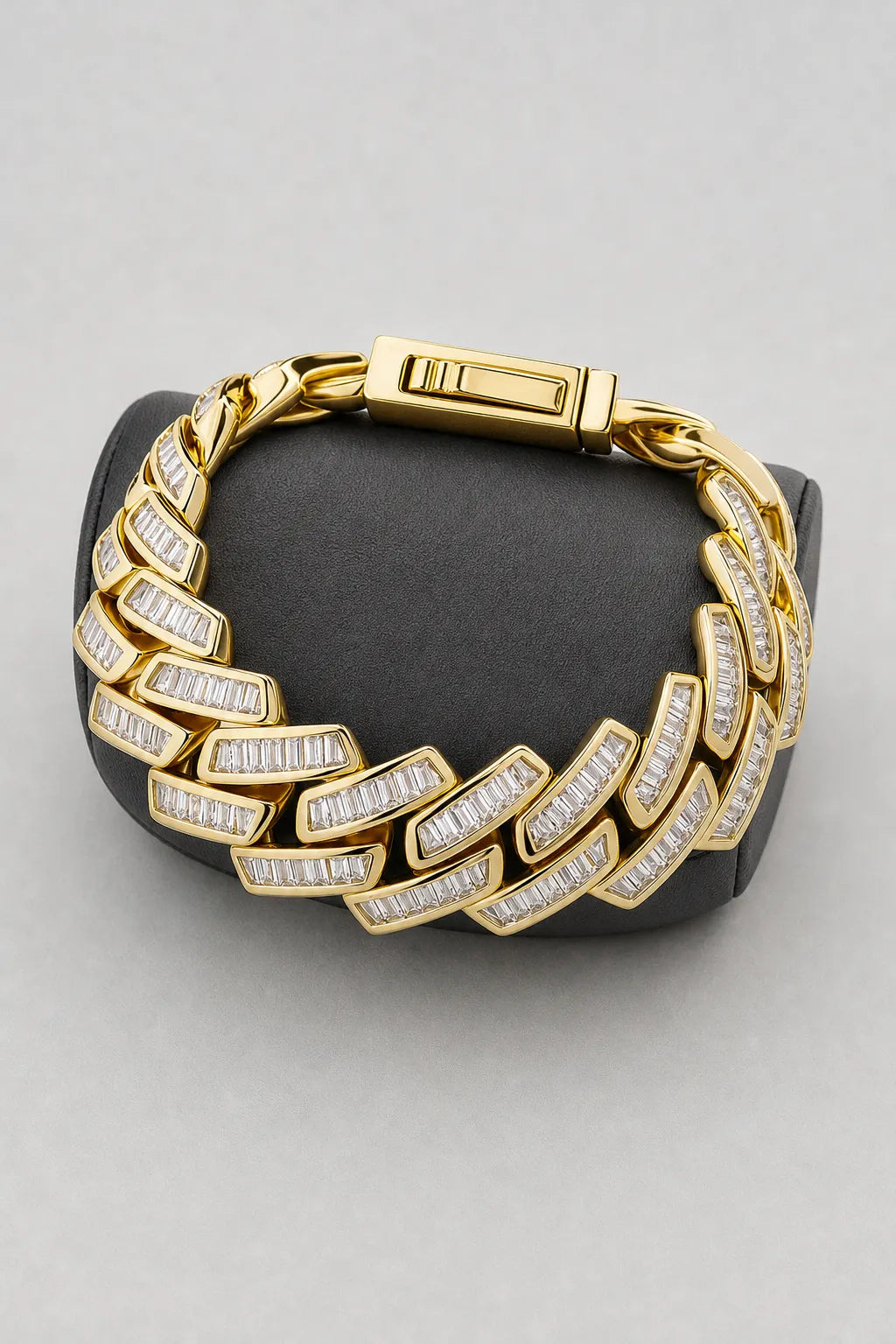baguette cuban link bracelet — Gold-tone — stand
