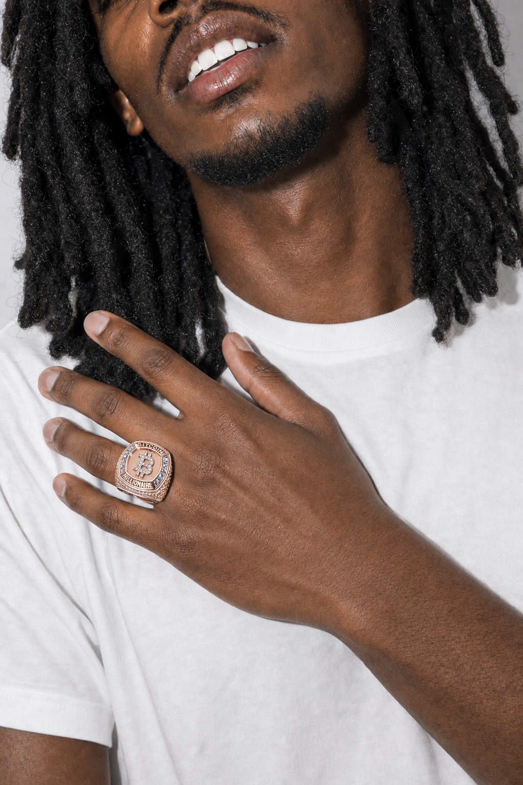 Bague Bitcoin — porté sur fond gris