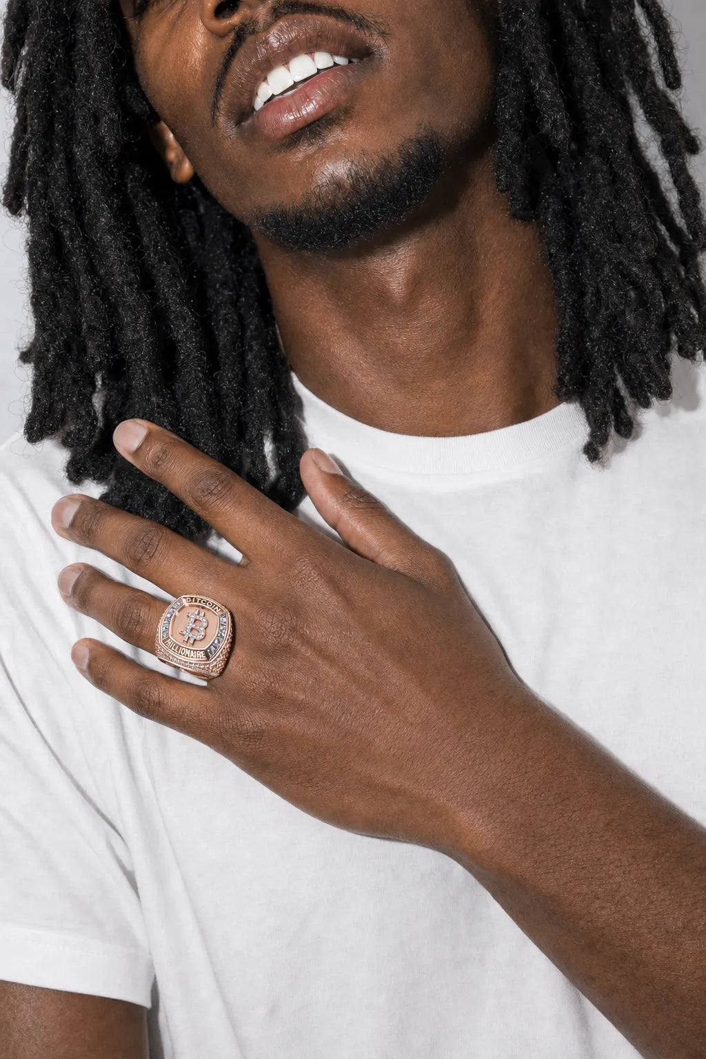 Bague Bitcoin — porté sur fond gris