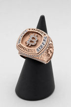 Bague Bitcoin — sur présentoir noir mat