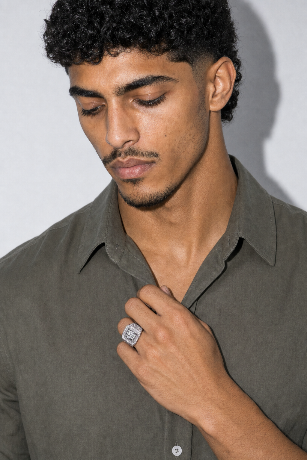 Bague BOOBA — porté sur fond gris