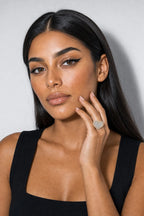 Bague coeur diamant — porté sur fond gris