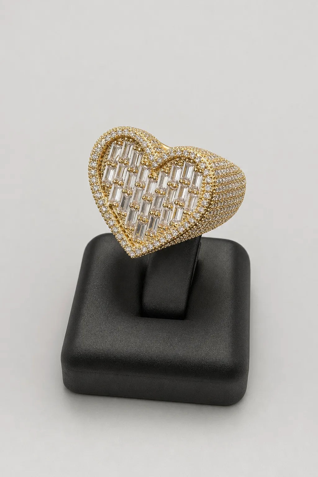 Bague coeur diamant — sur présentoir noir mat