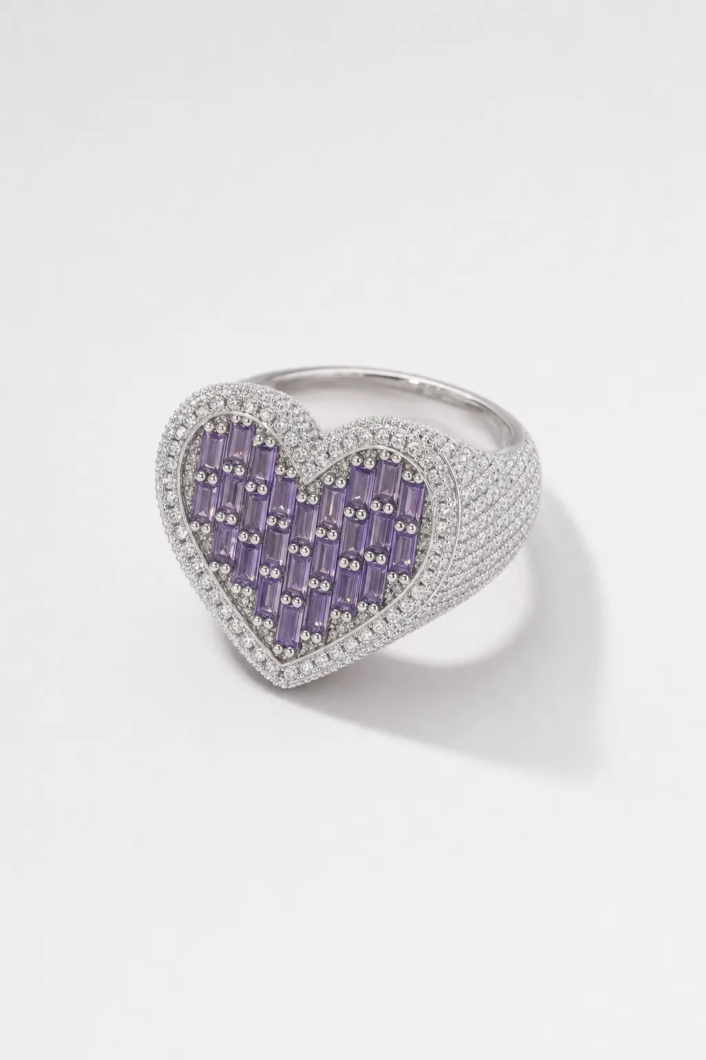 Bague coeur diamant — sur fond gris - couleur Argent violet