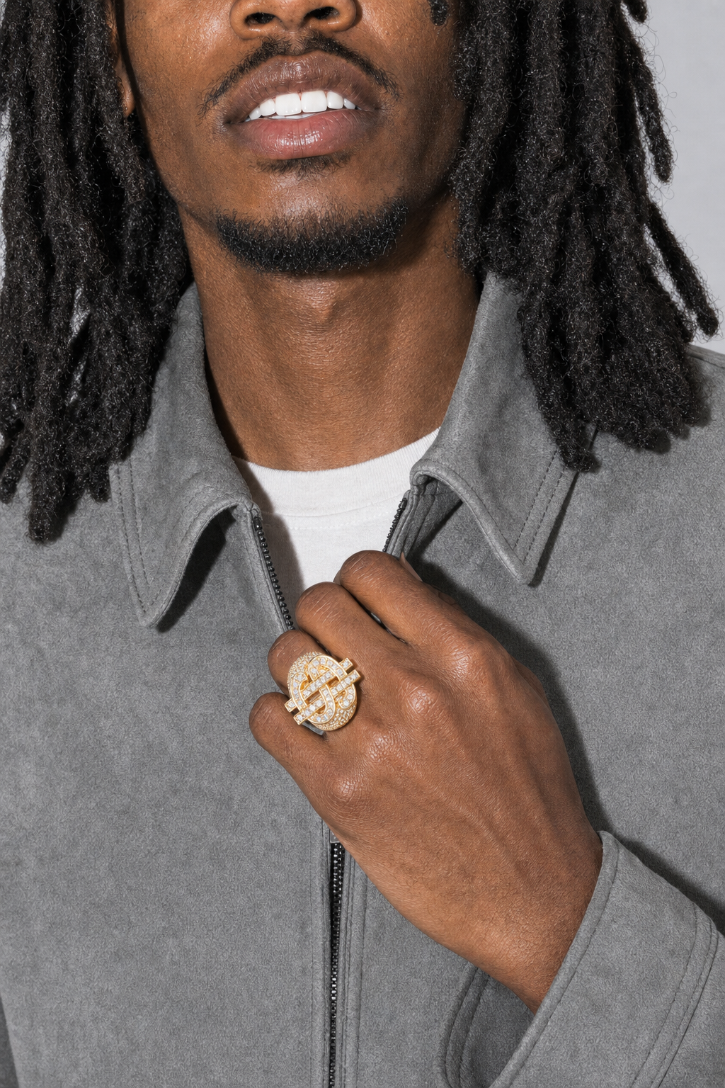 Bague Dollar — porté sur fond gris