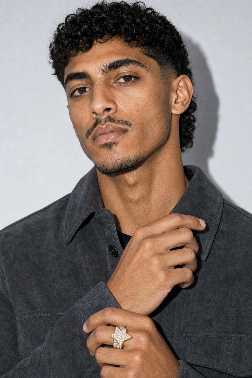 Bague étoile rappeur Gazo — porté sur fond gris