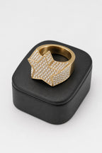 Bague étoile rappeur Gazo — sur présentoir noir mat