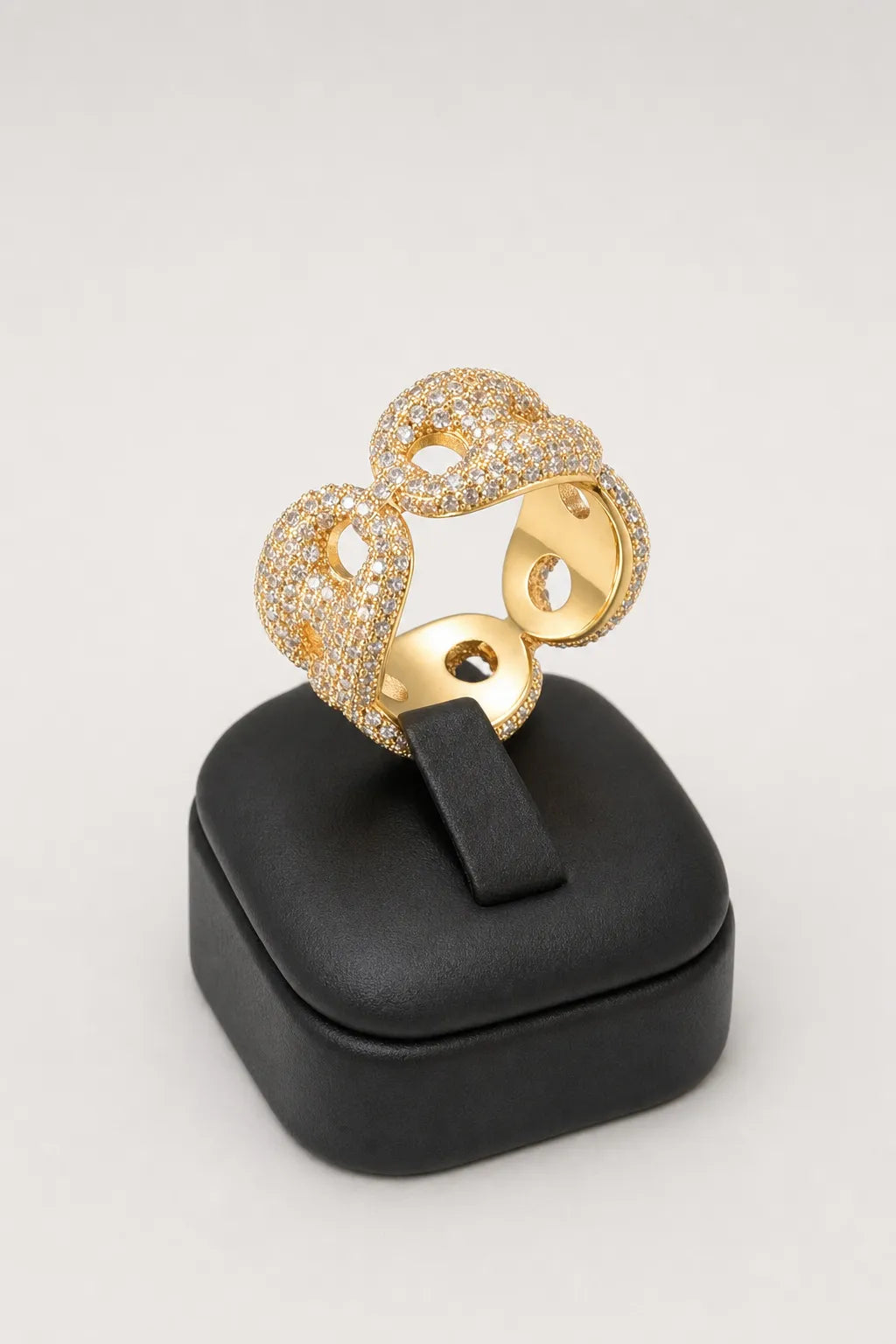 Bague graine de café — sur présentoir noir mat