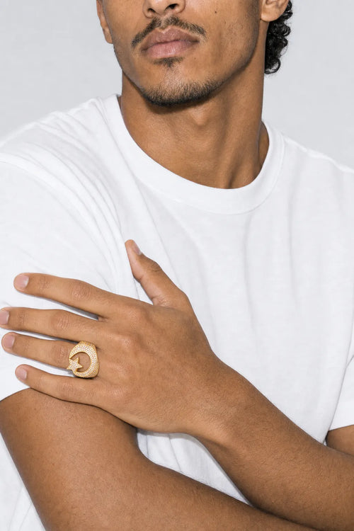 Bague Islam — porté sur fond gris