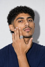 Bague rappeur — porté sur fond gris