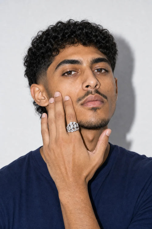 Bague rappeur — porté sur fond gris