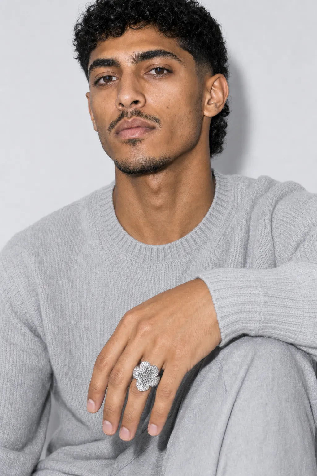 Bague Tupac — porté sur fond gris