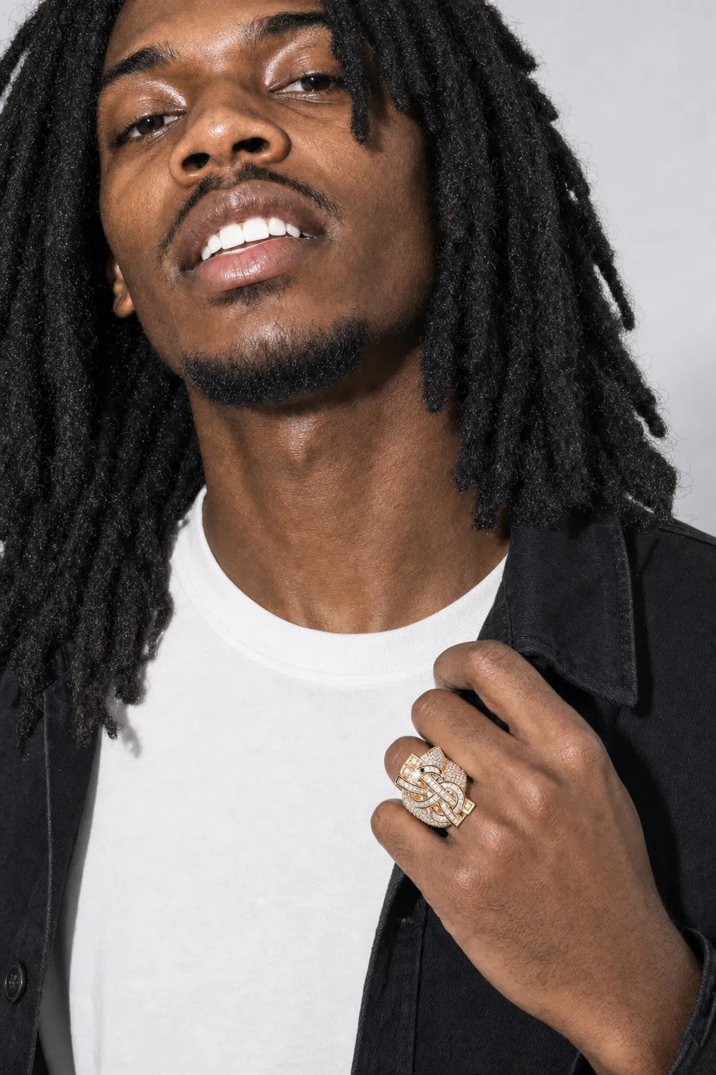 Bague Zola — porté sur fond gris