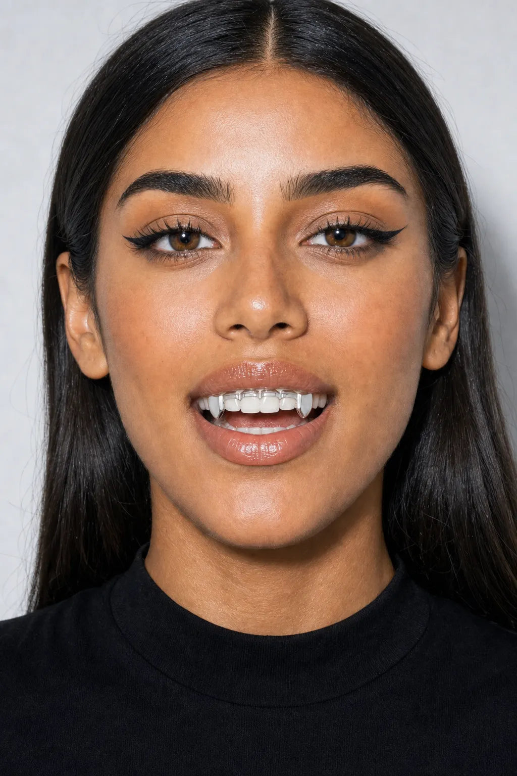 Beyonce Grillz — porté sur fond gris