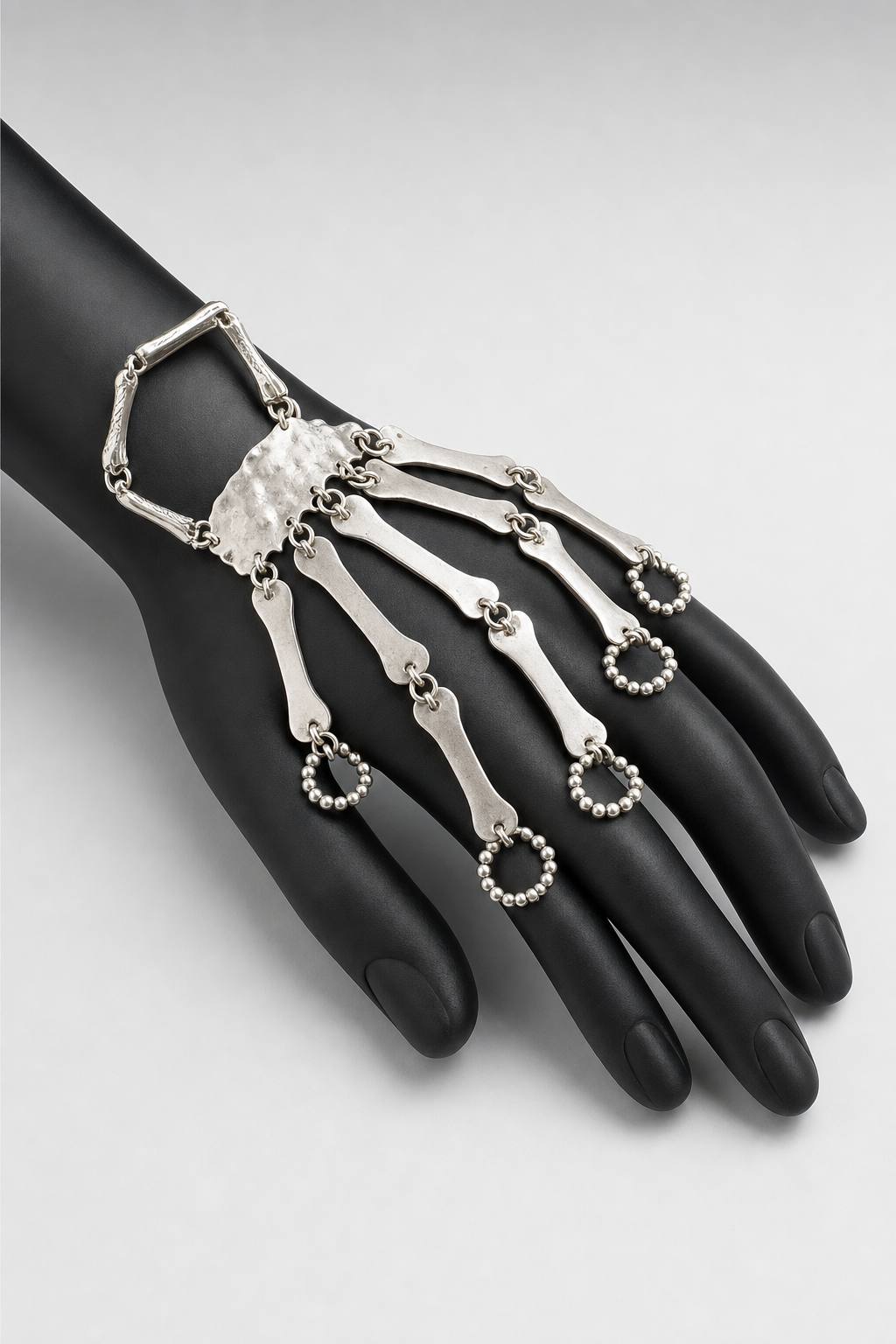 Bijoux Main de squelette — sur présentoir noir mat