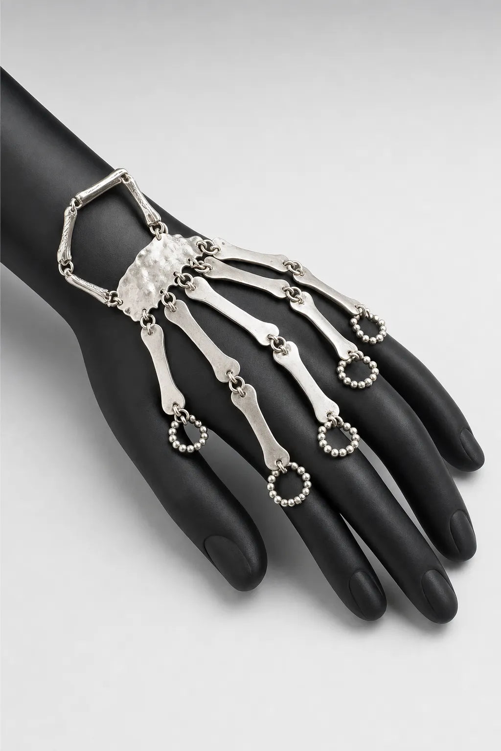 Bijoux Main de squelette — sur présentoir noir mat