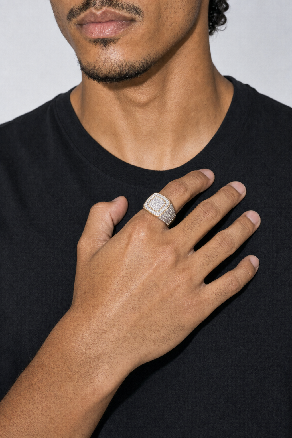 Bijoux streetwear — porté sur fond gris