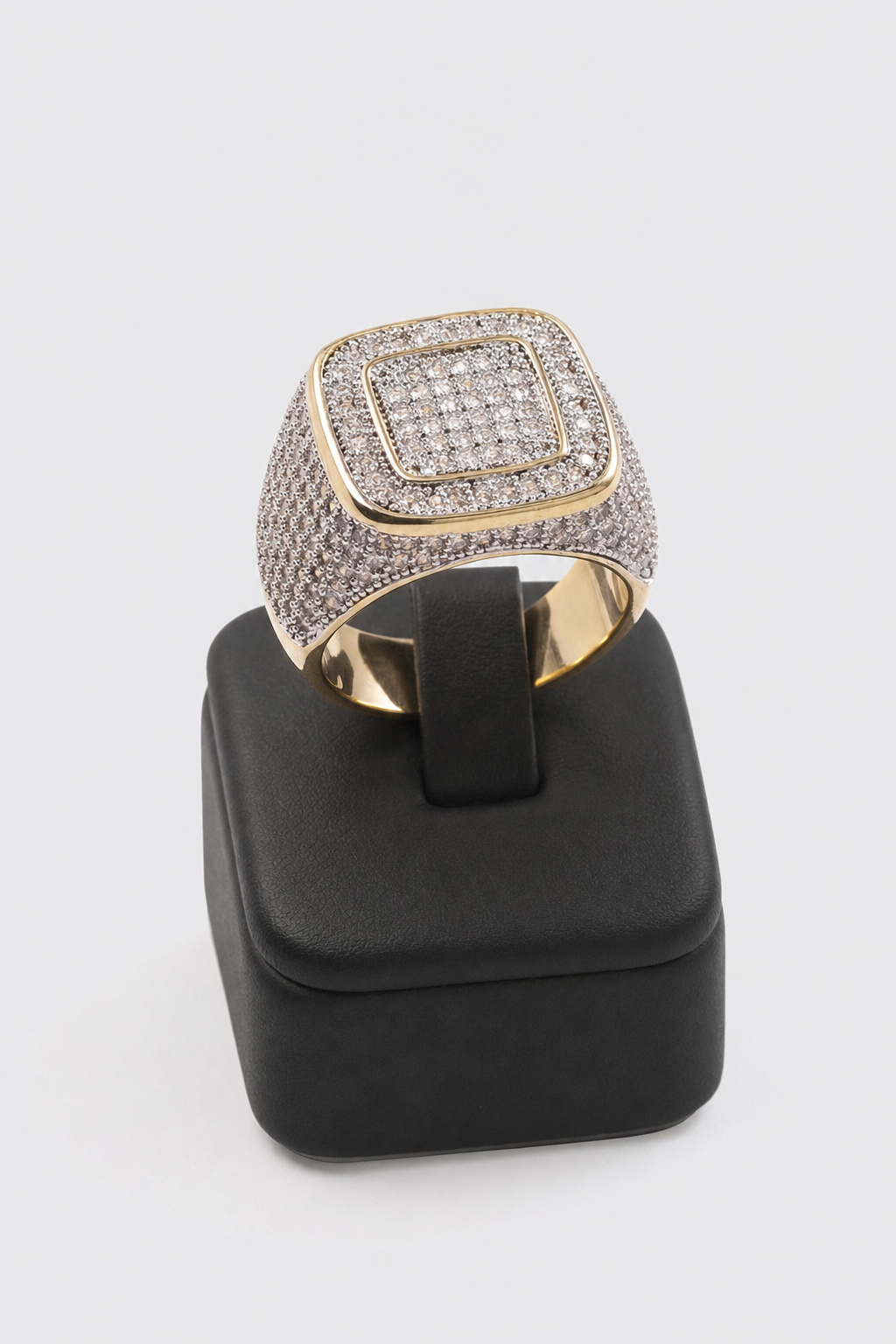 Bijoux streetwear — sur présentoir noir mat