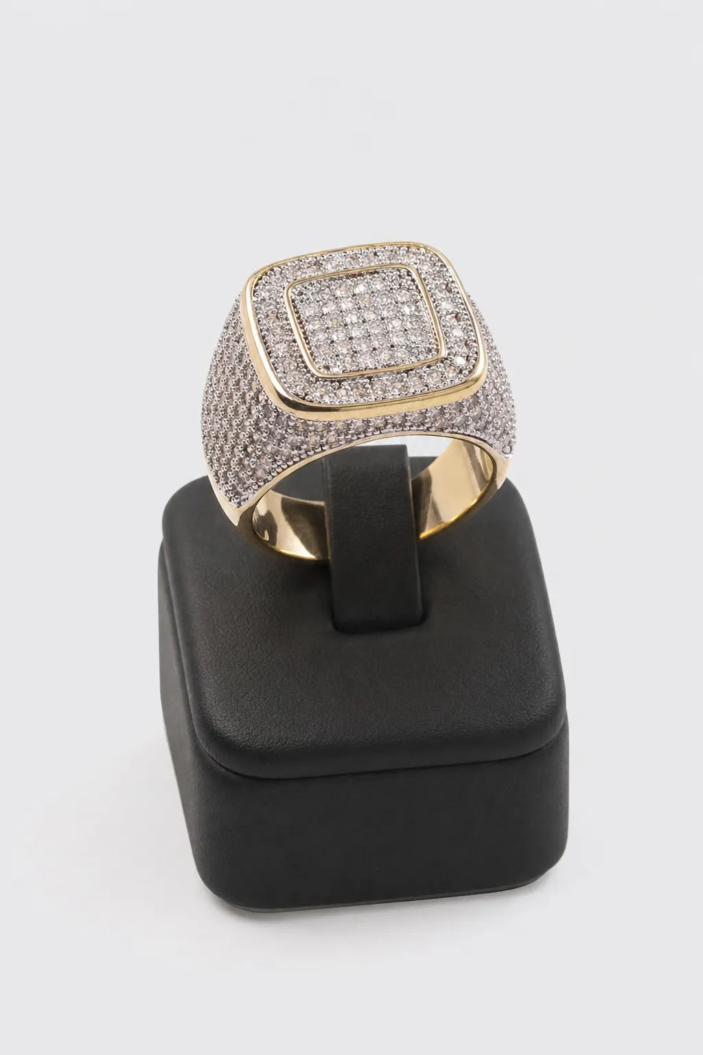 Bijoux streetwear — sur présentoir noir mat