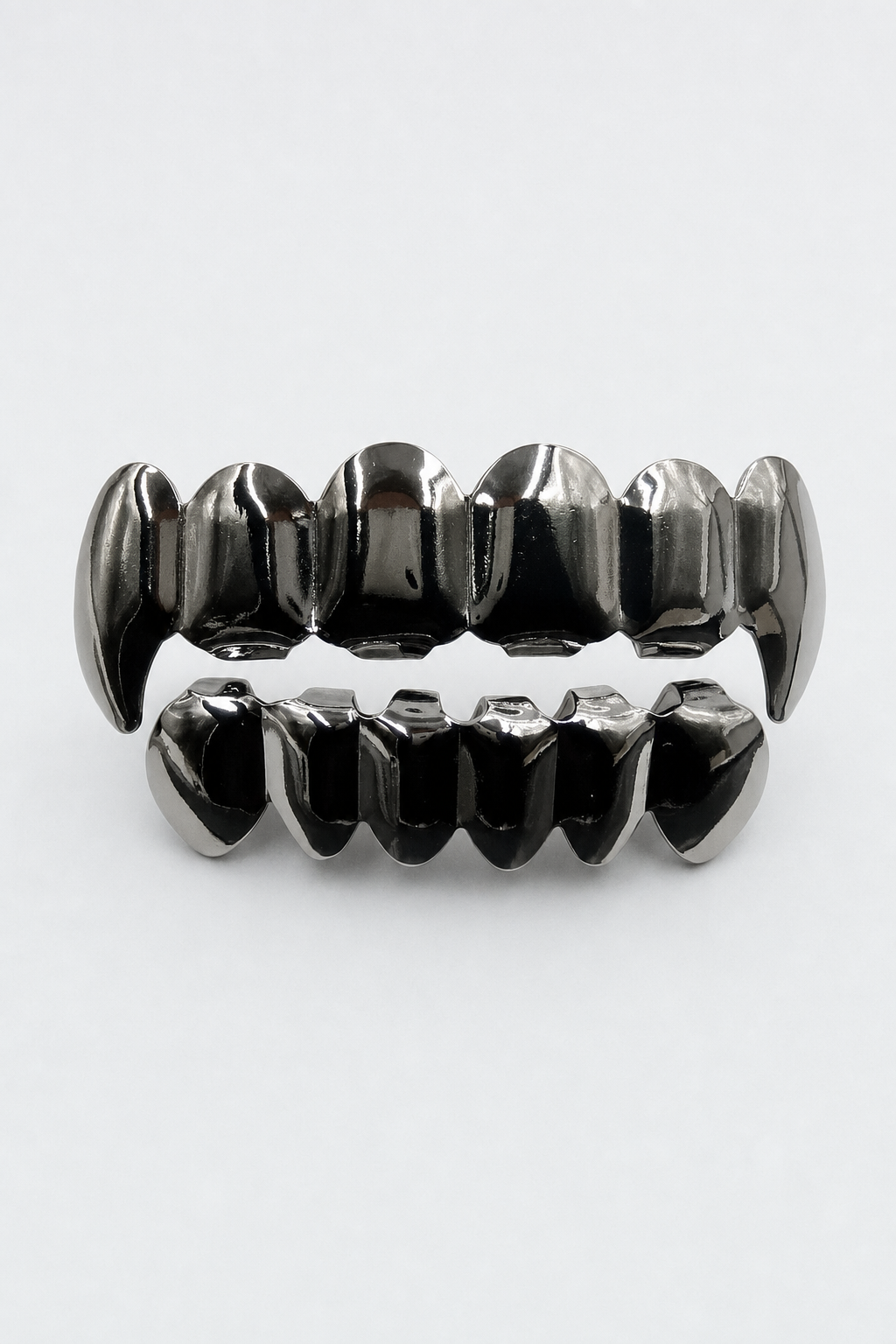Black grillz — sur fond gris