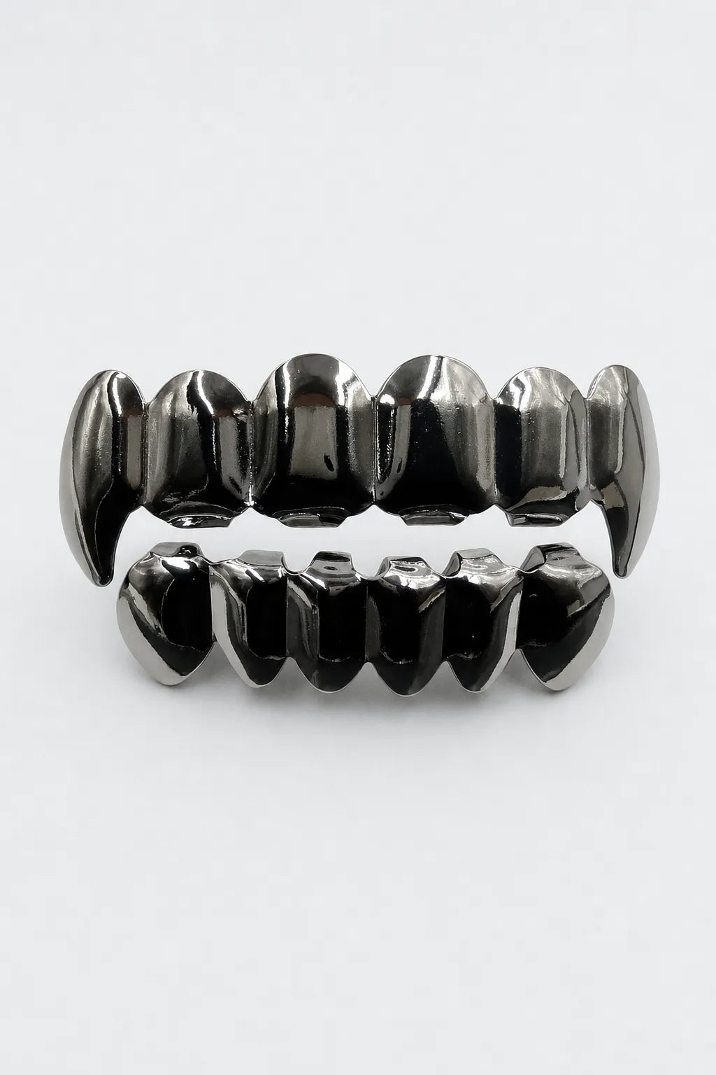 Black grillz — sur fond gris