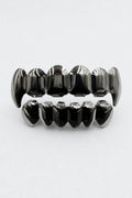 Black grillz — sur fond gris