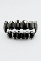 Black grillz — sur fond gris