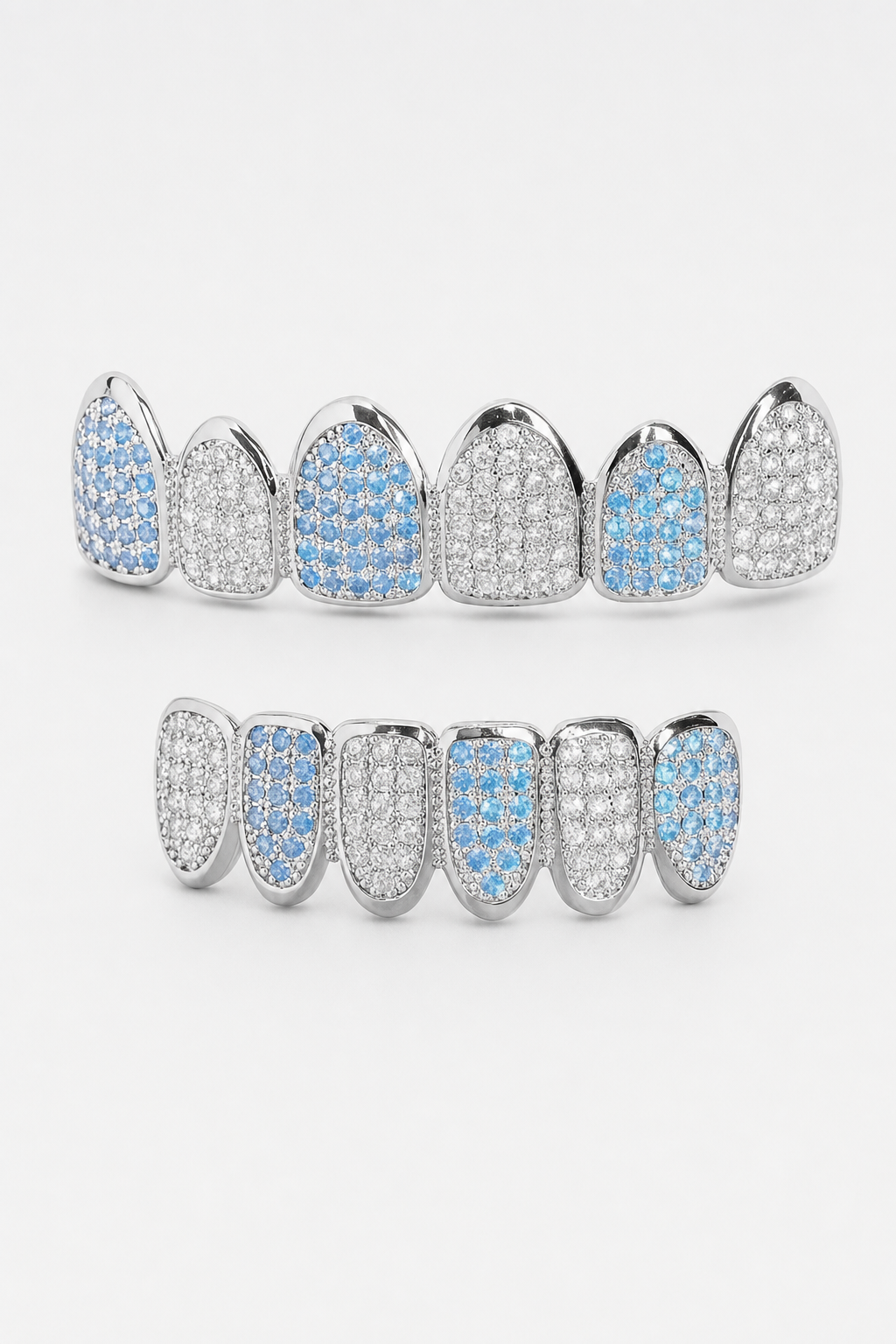 Blue Grillz — sur fond gris