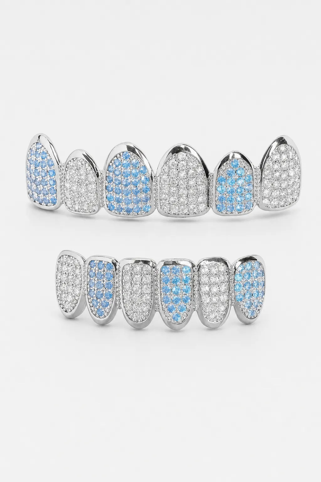 Blue Grillz — sur fond gris