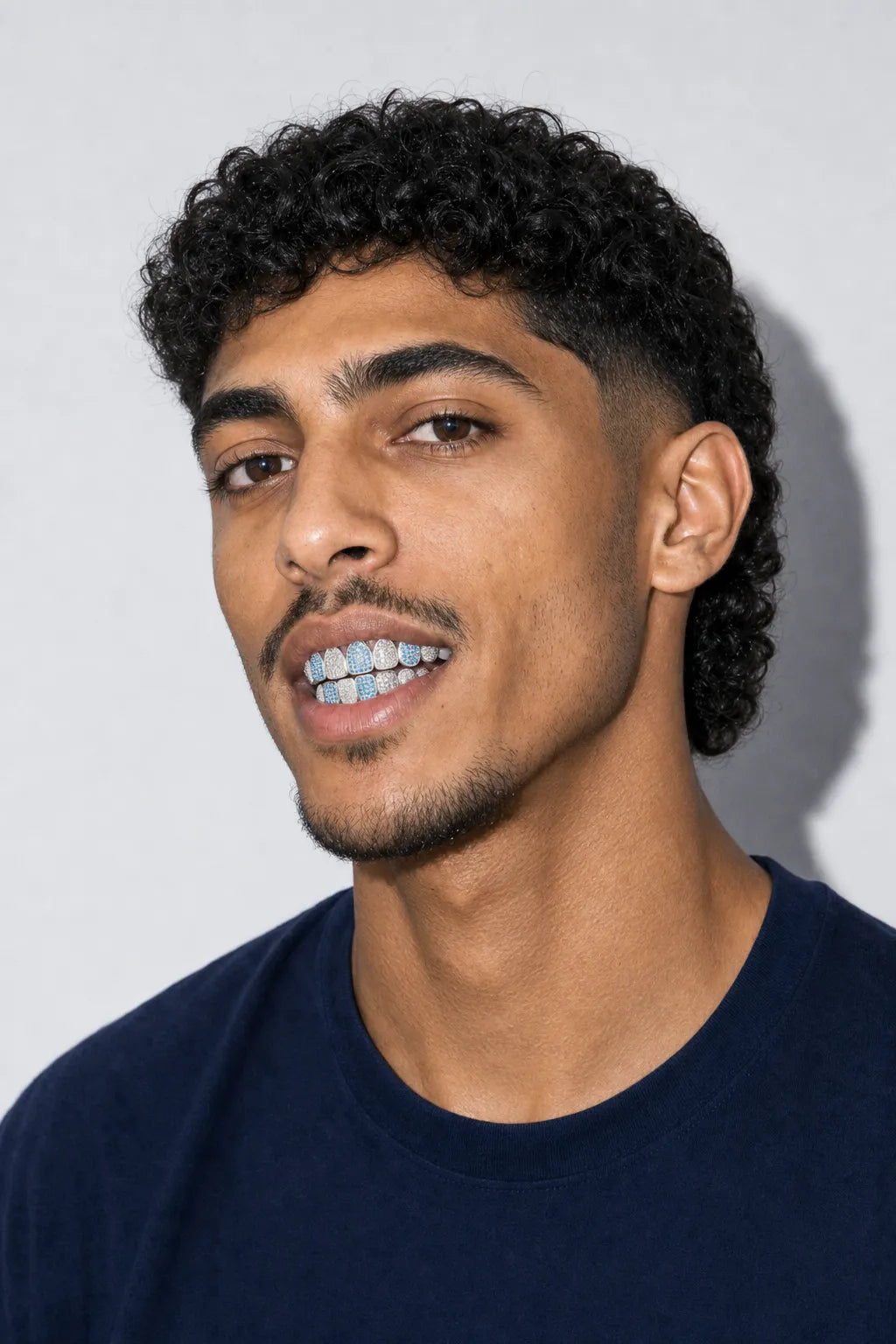 Blue Grillz — porté sur fond gris