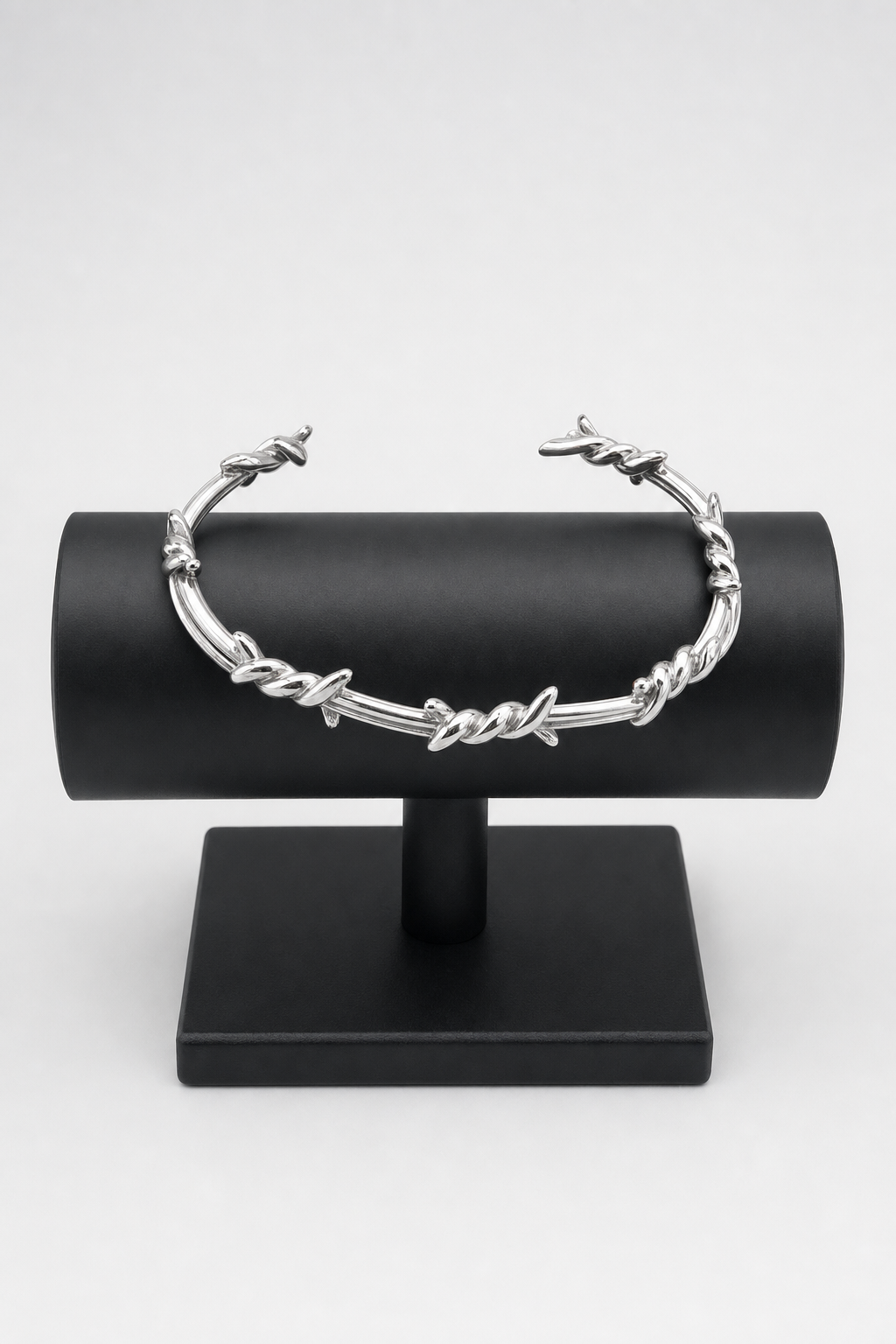 Bracelet barbelet — sur présentoir noir mat