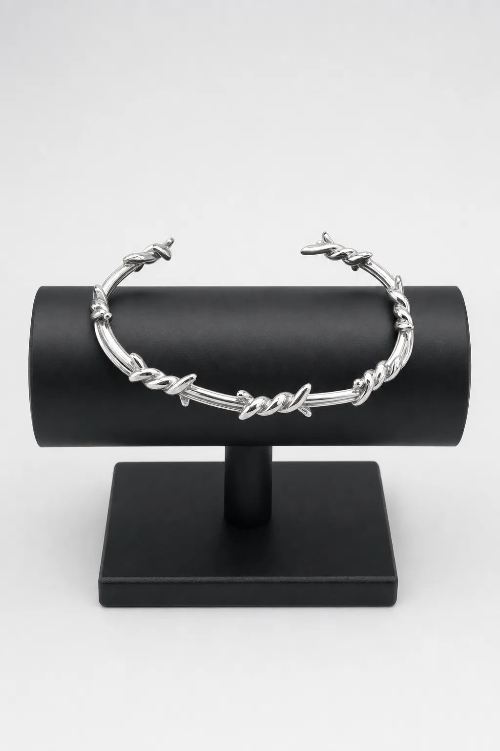 Bracelet barbelet — sur présentoir noir mat