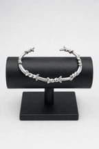 Bracelet barbelet — sur présentoir noir mat