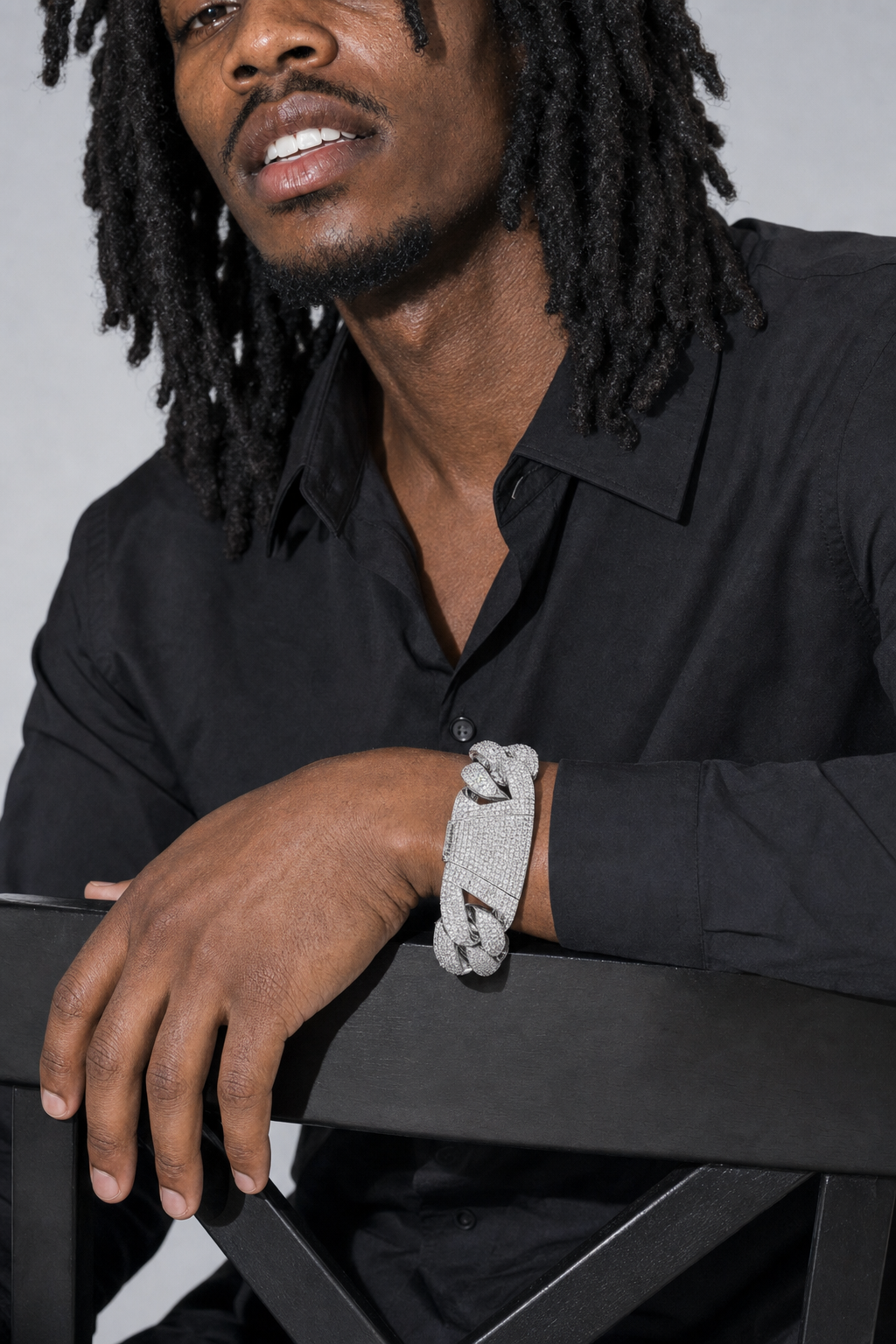 Bracelet BOOBA — porté sur fond gris